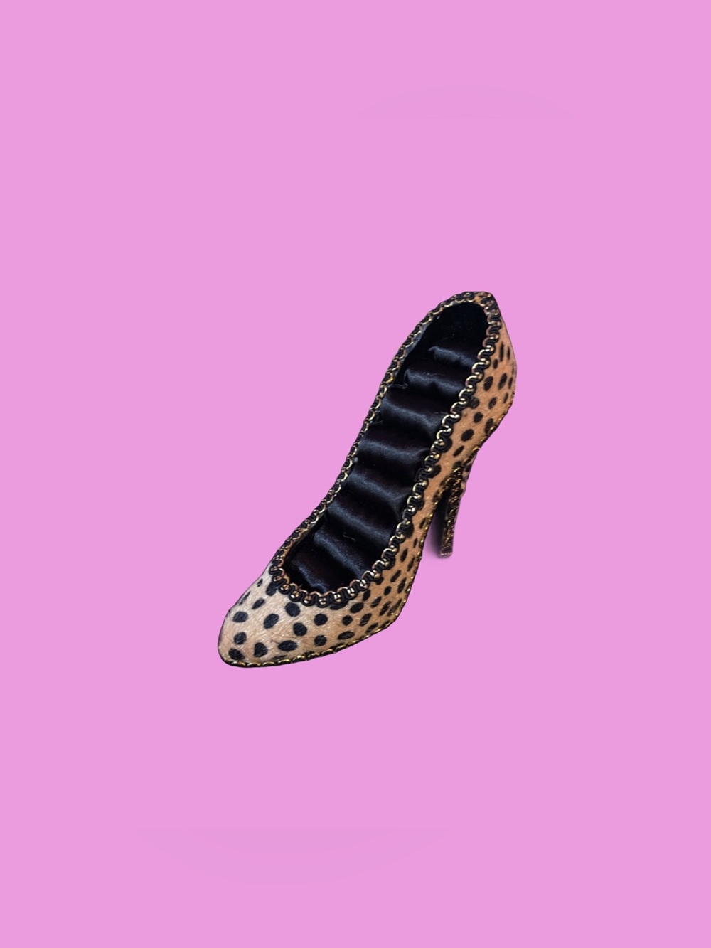 Heel shaped ring holder